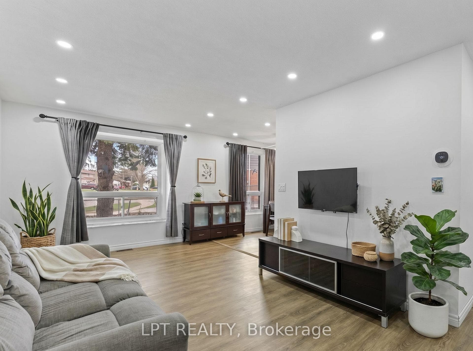 Welcome Home To 55H Chaucer Crescent!