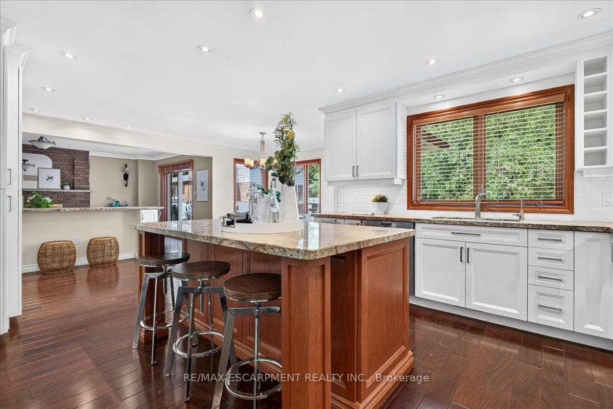 339 Kingsway Place photo 13