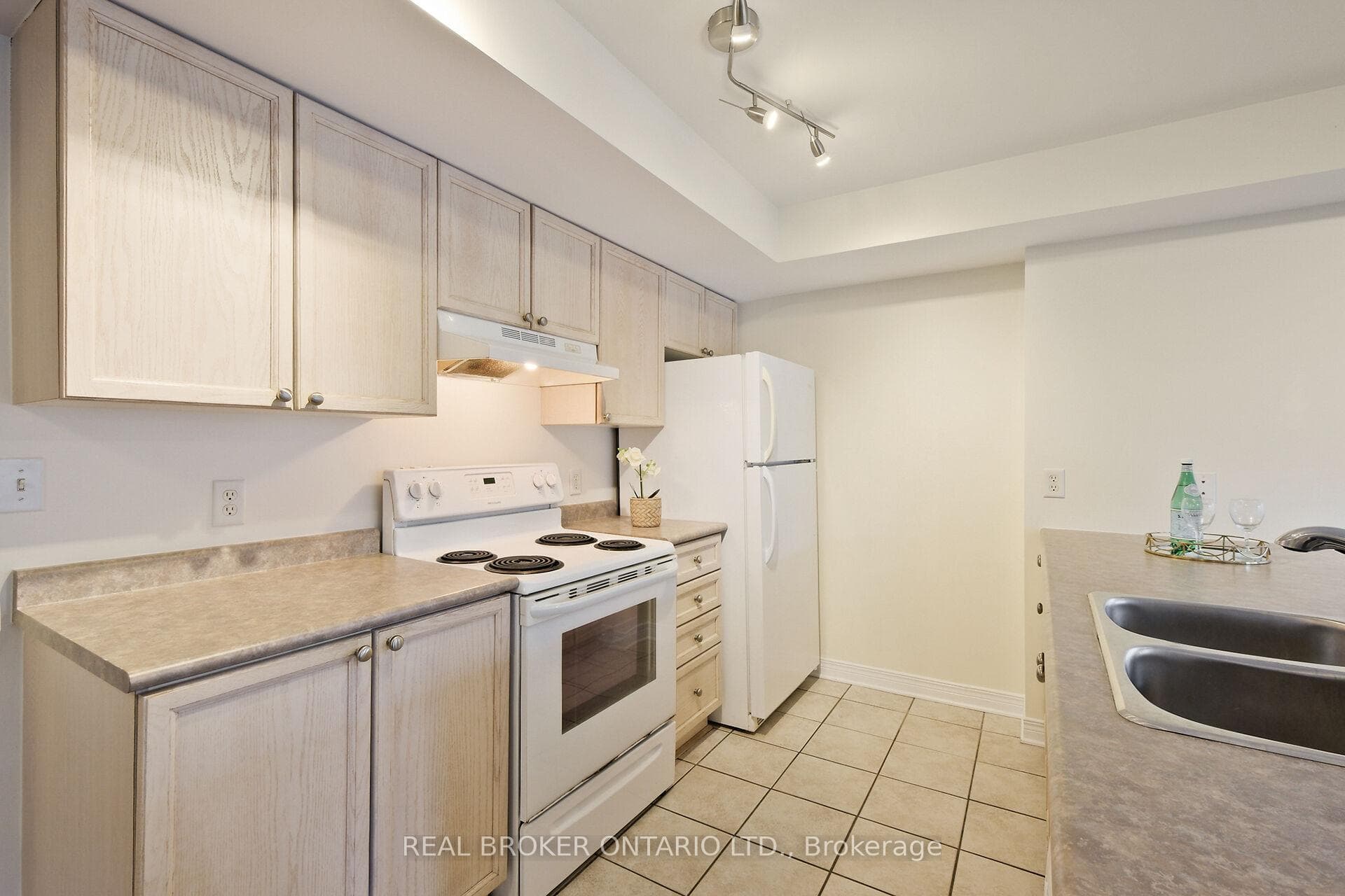 429 Somerset Street Unit 306 photo 16