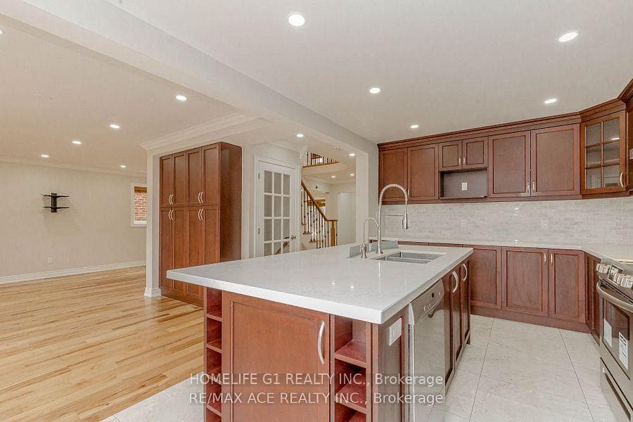 1319 Greenwood Crescent photo 21