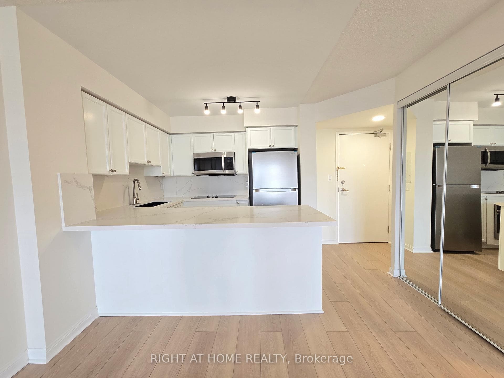 1000 King Street Unit 521 photo 2