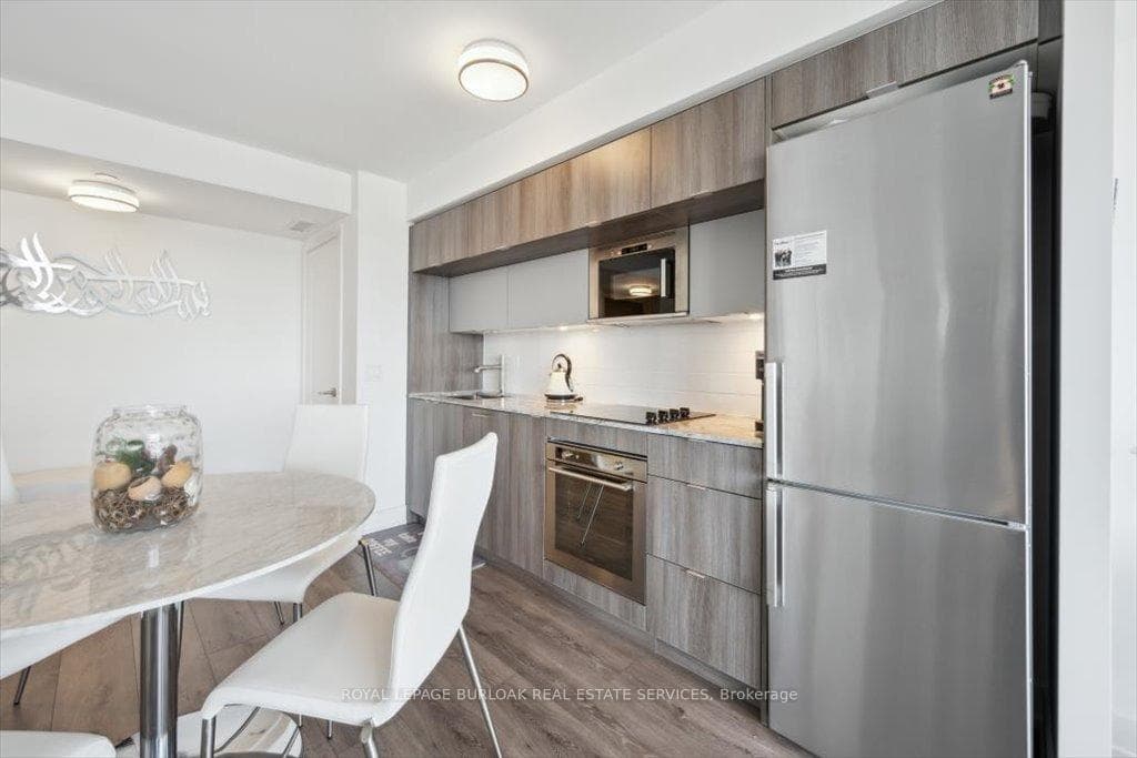585 Bloor Street Unit 2315 photo 8