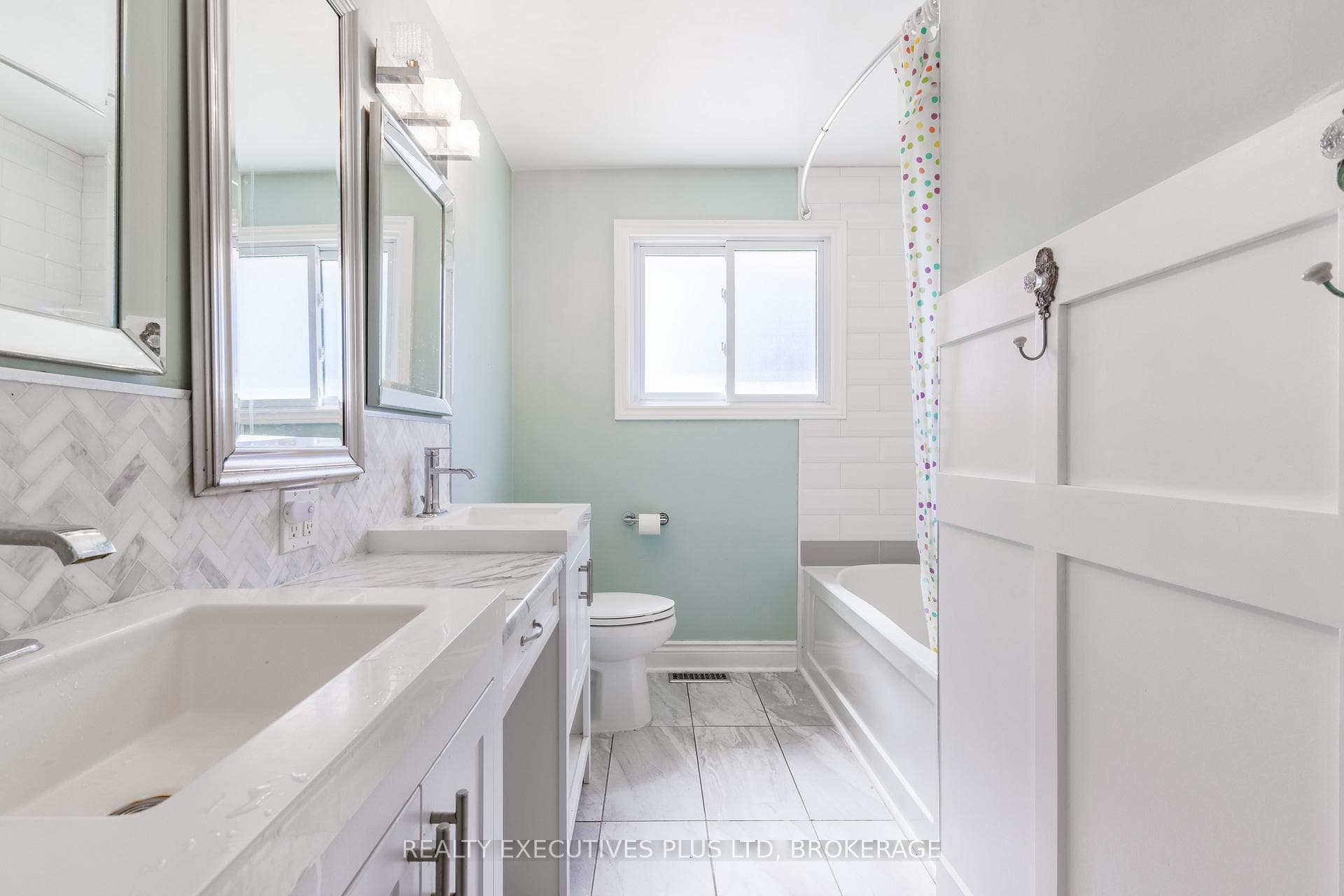 Beautiful 5pc bath on the main