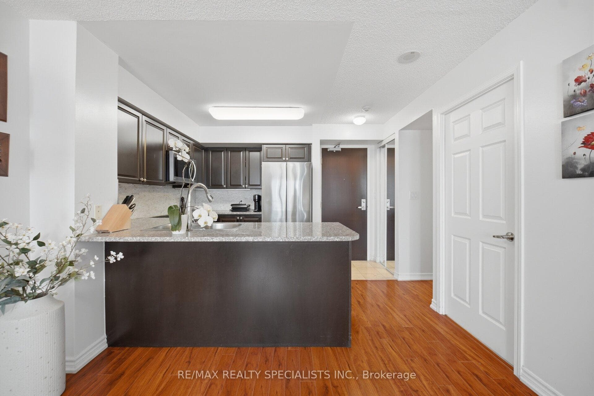 335 Rathburn Road Unit 707 photo 4