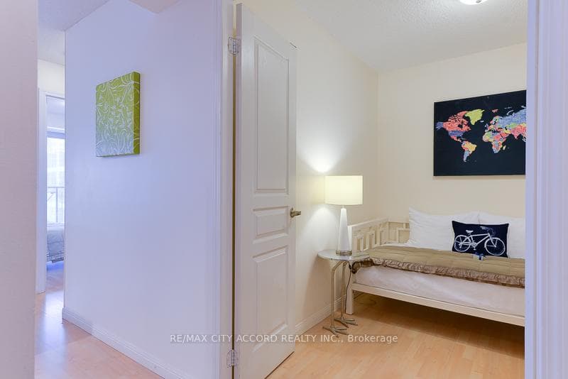 140 Simcoe Street Unit 1413 photo 6