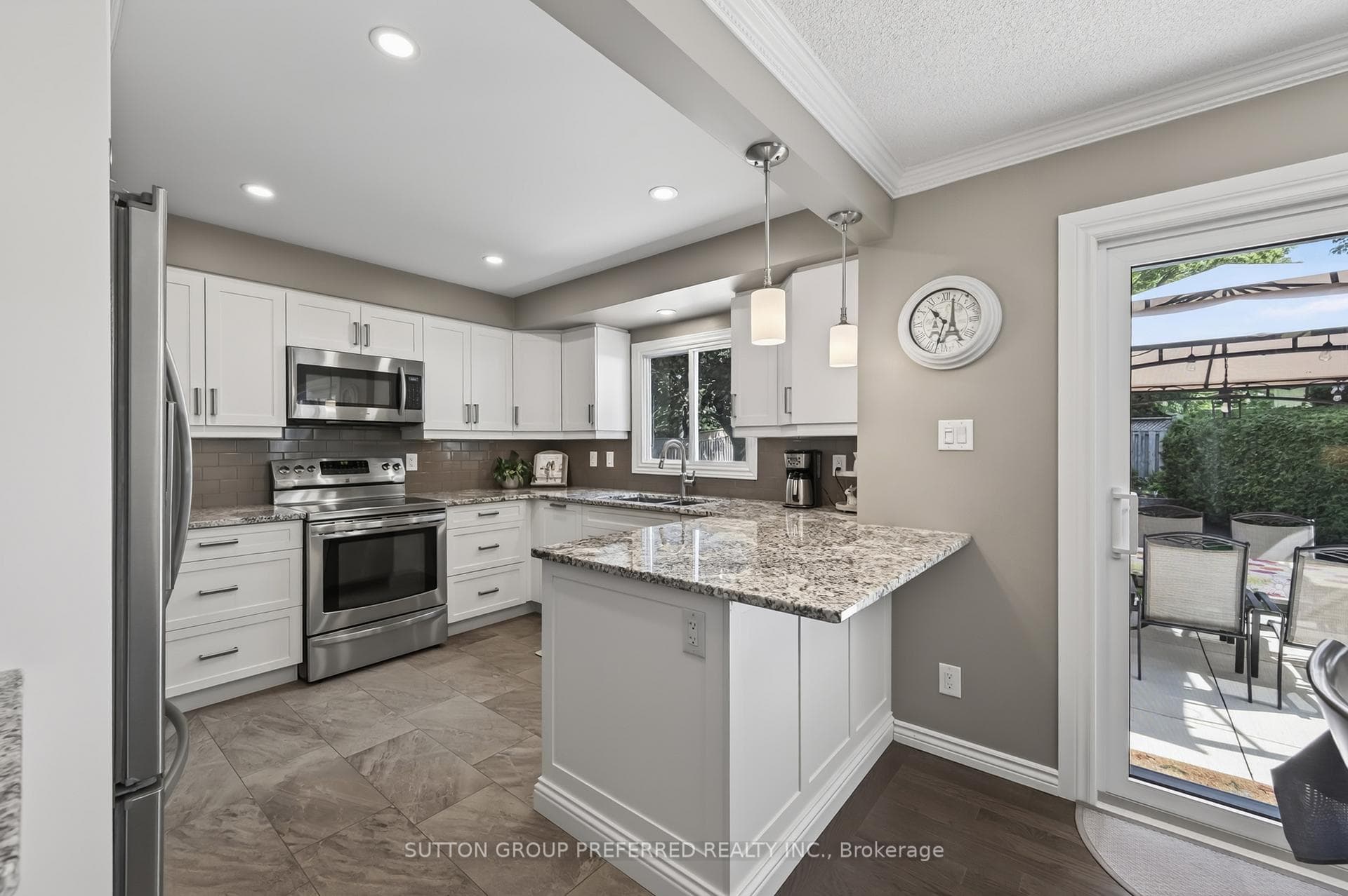 647 Glengyle Crescent photo 12