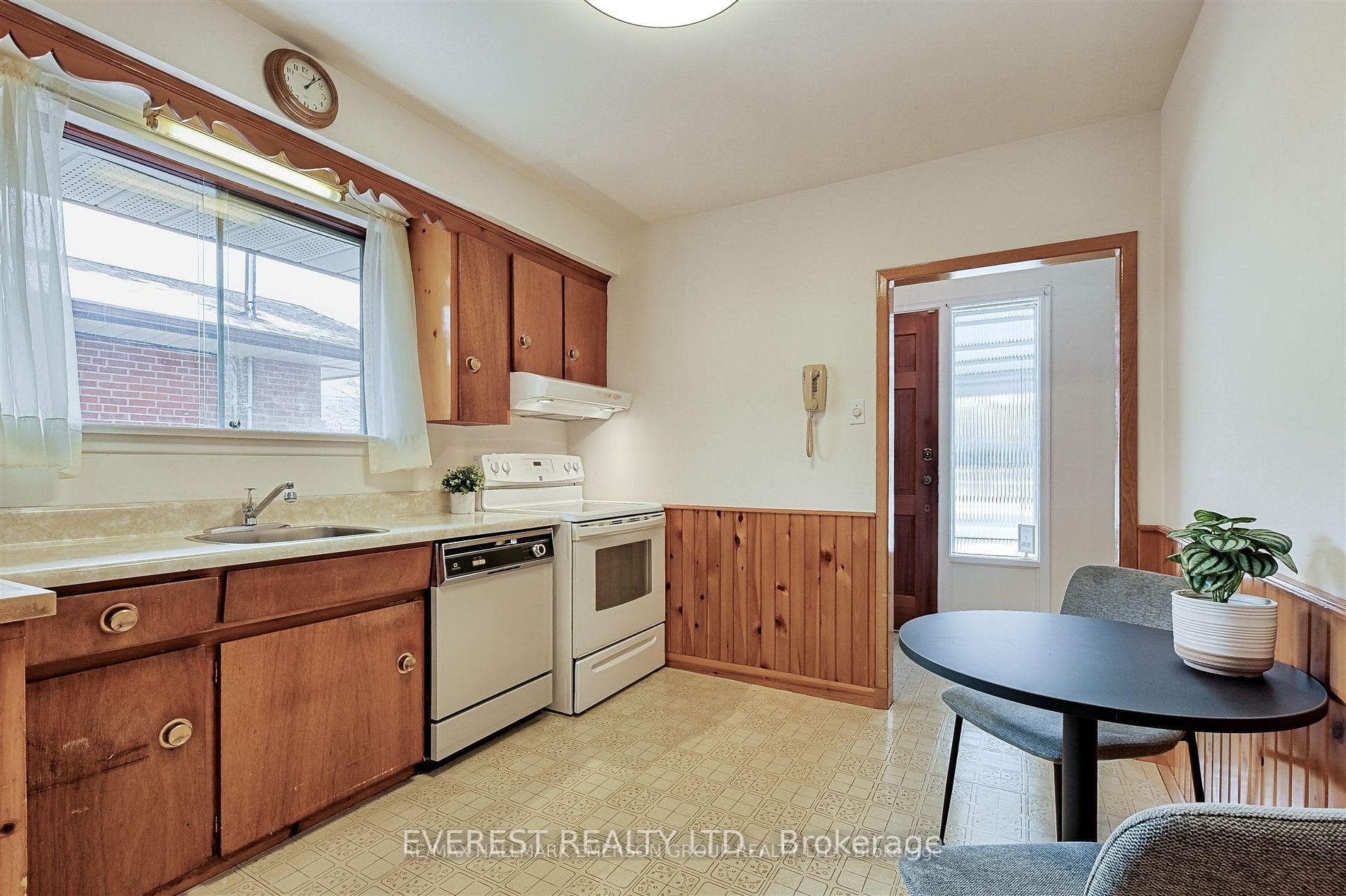 99 Rochman Boulevard photo 15