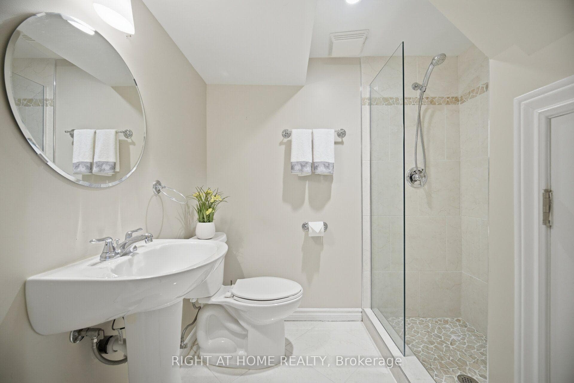 4 Simmons Crescent photo 41
