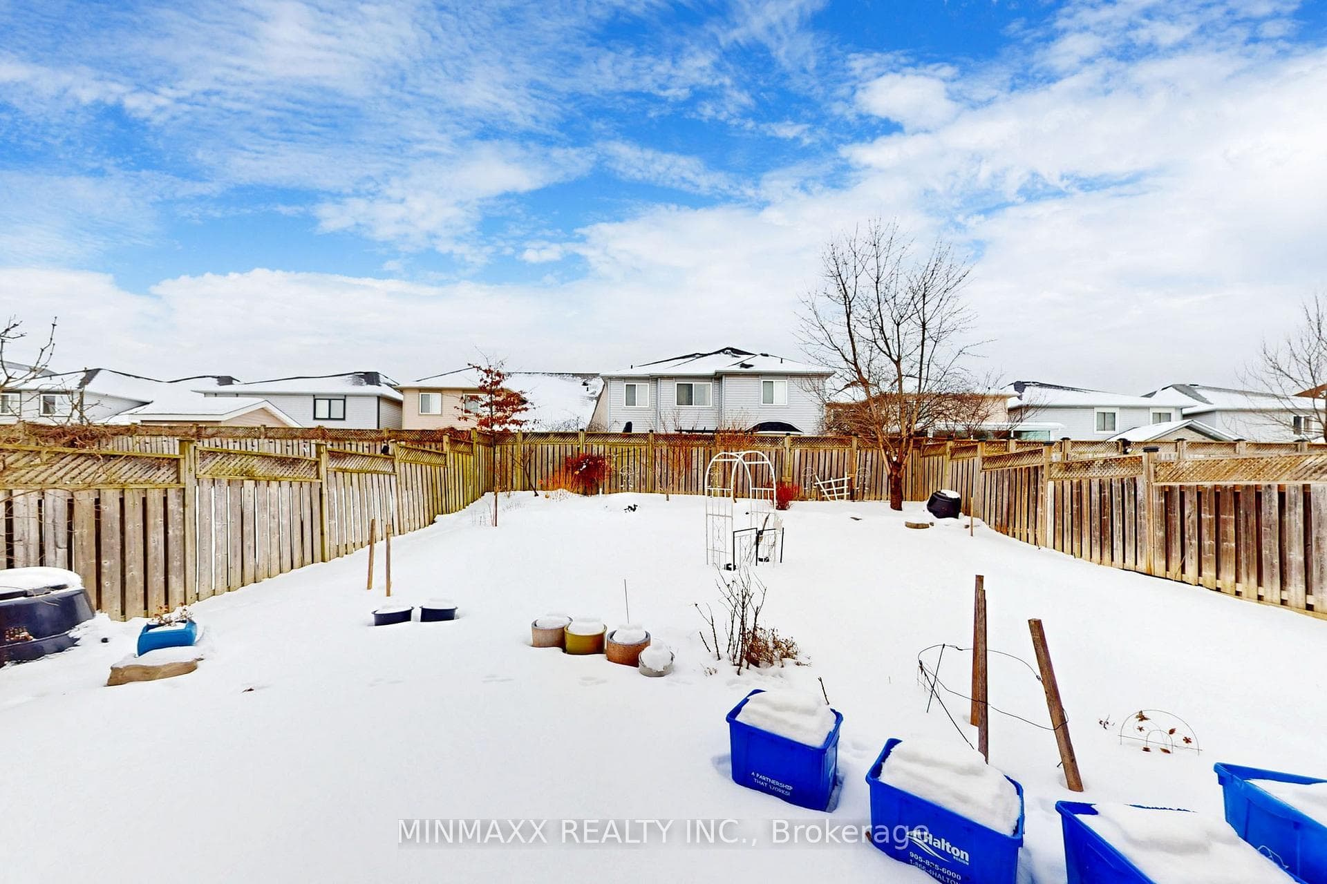 1081 Holdsworth Crescent photo 38