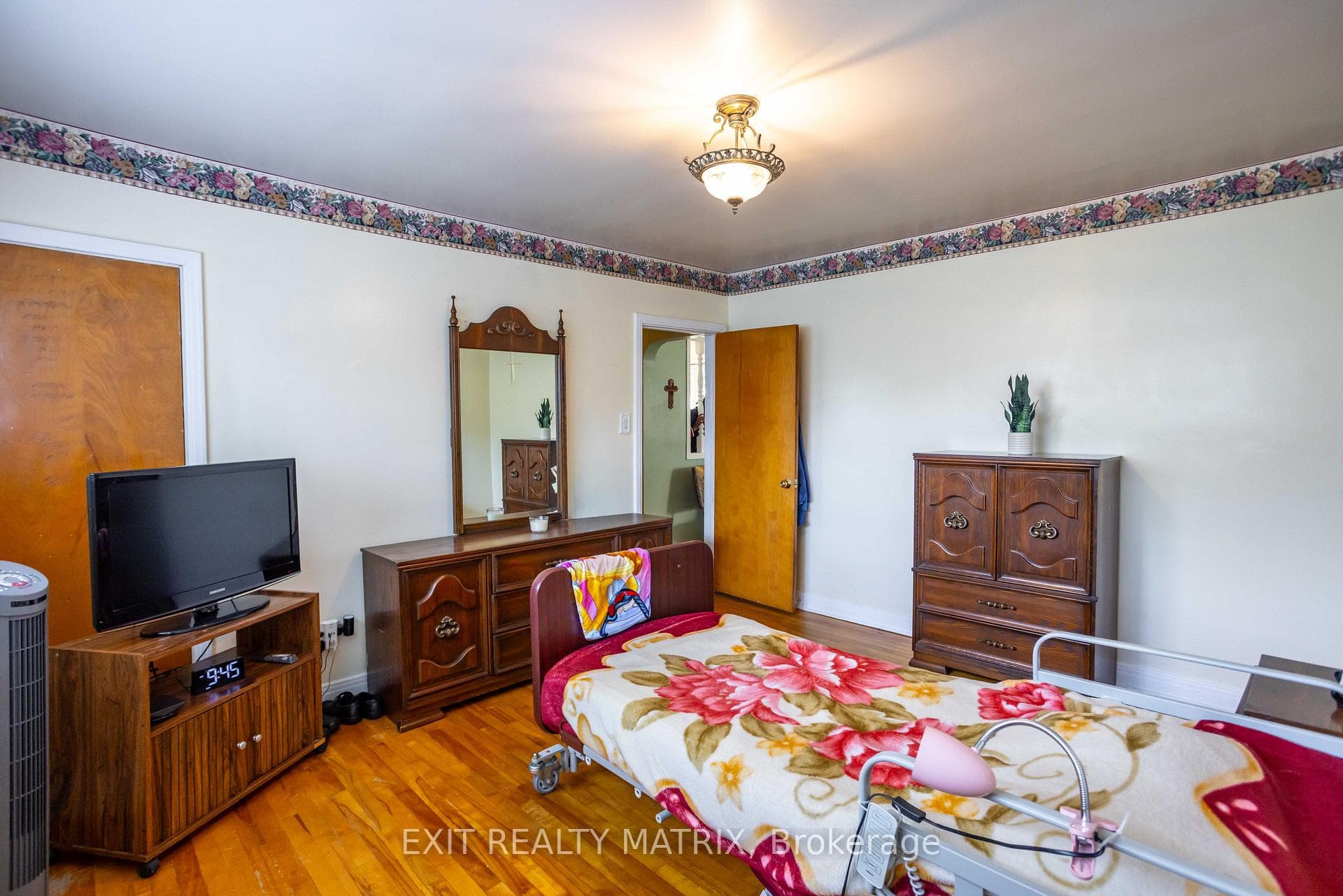 552 Dunbrack Street photo 17