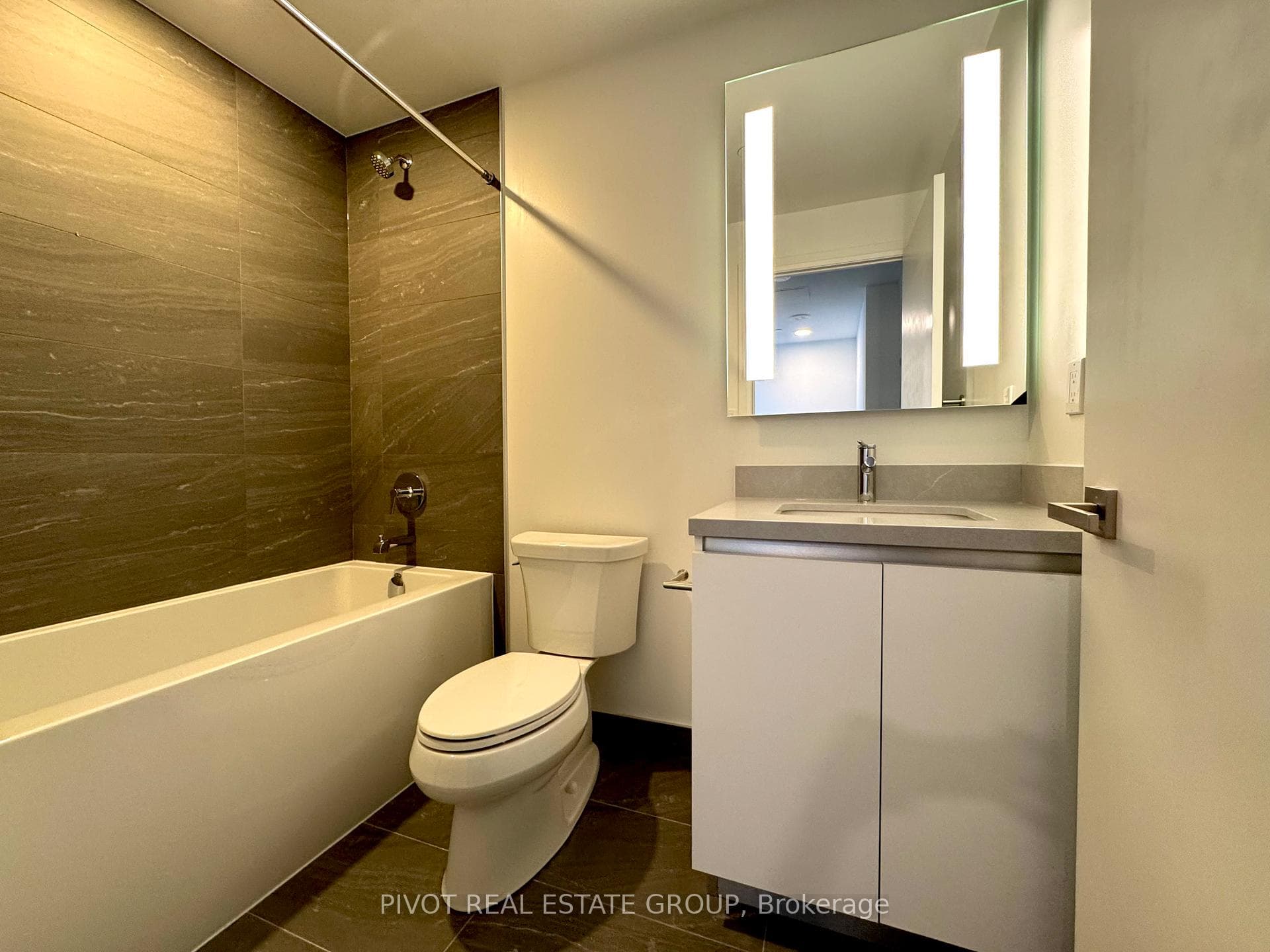 2 Erskine Road Unit 3702 photo 4