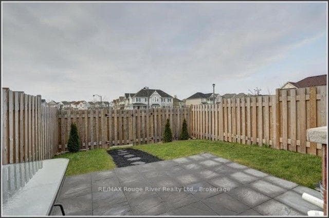 85 Lander Crescent photo 3