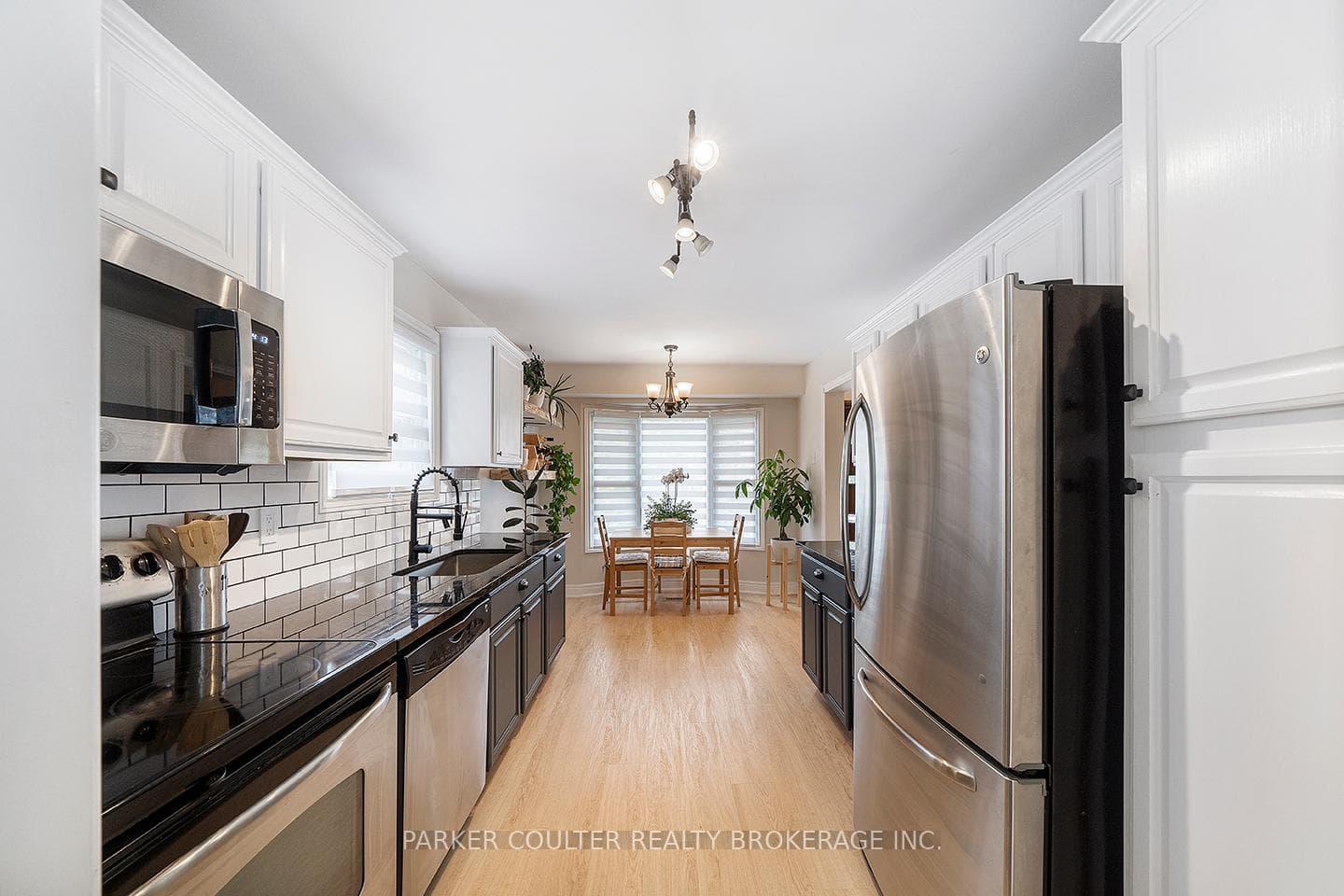 734 Candaras Street photo 7