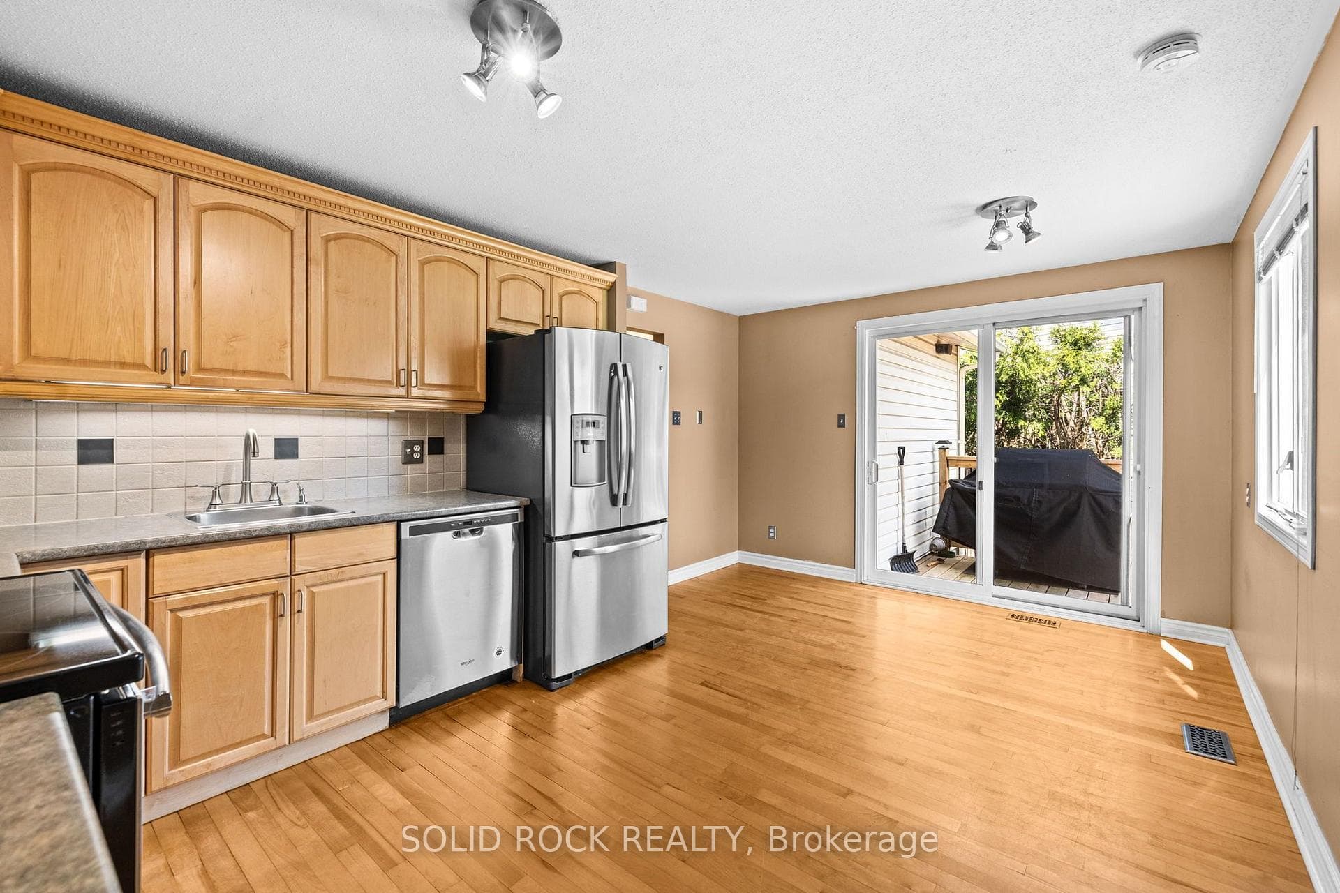 1631 Charbonneau Street photo 16