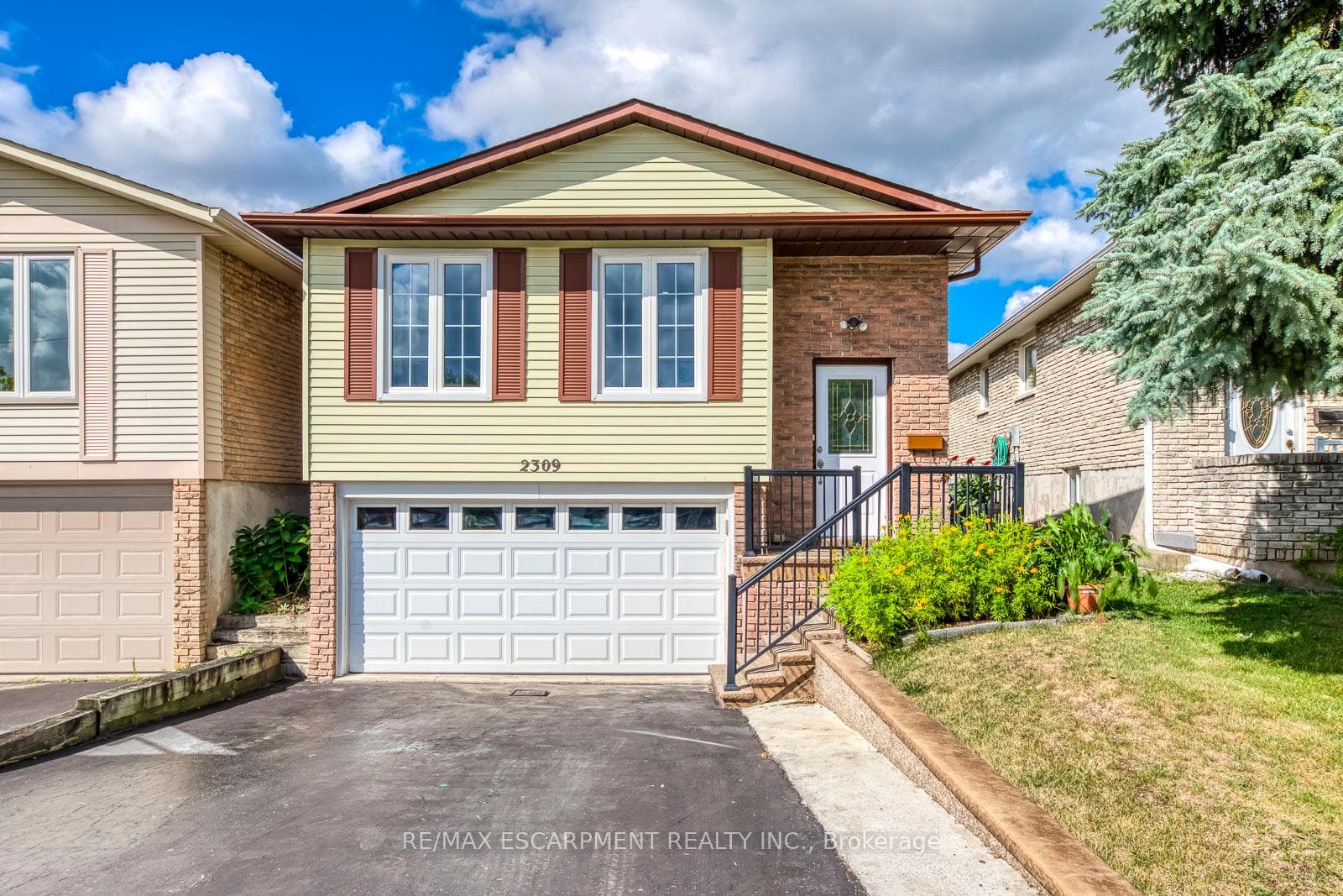 2309 Malcolm Crescent photo 1