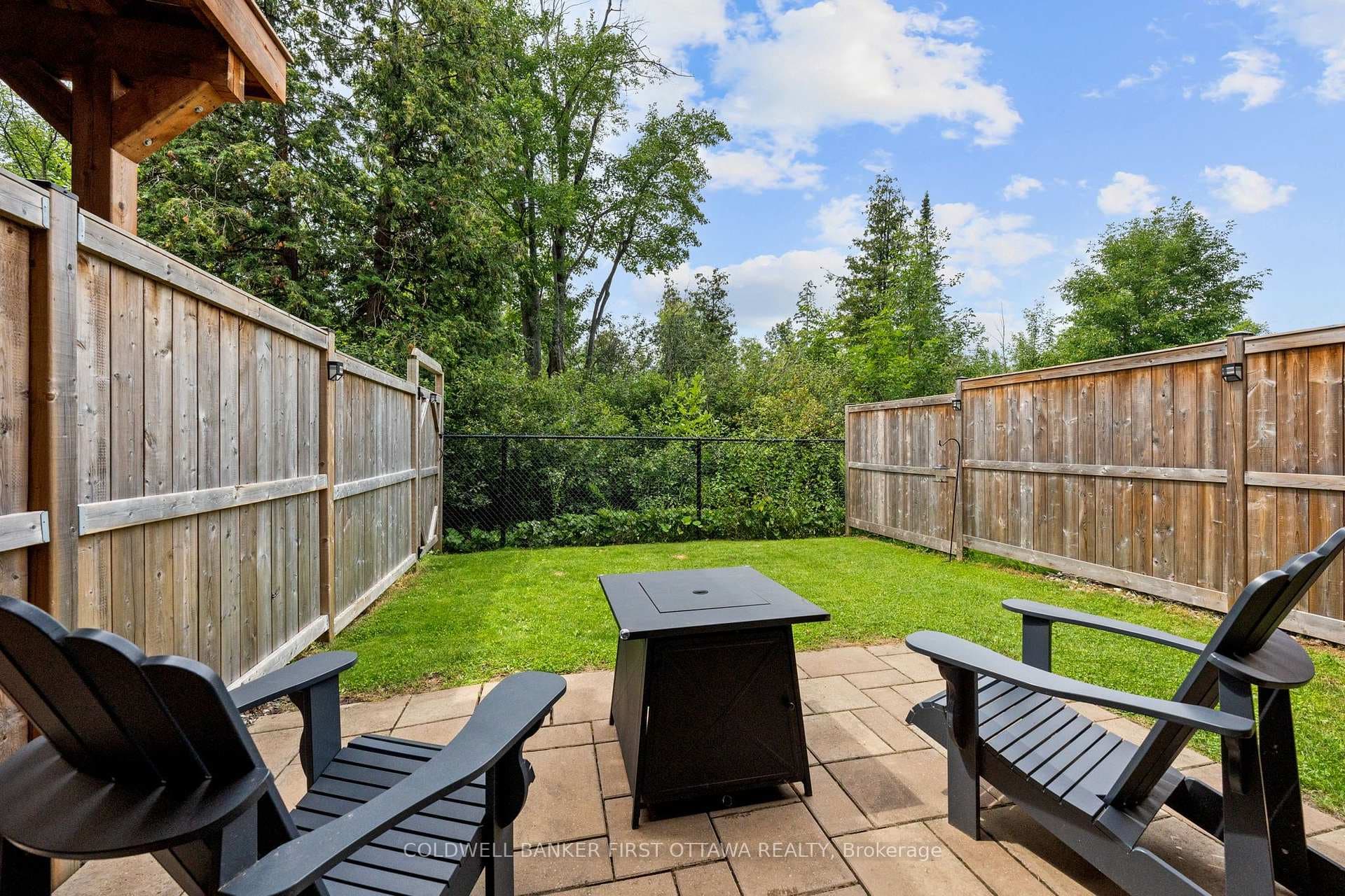 Beautiful interlock patio & pvt outdoor space.