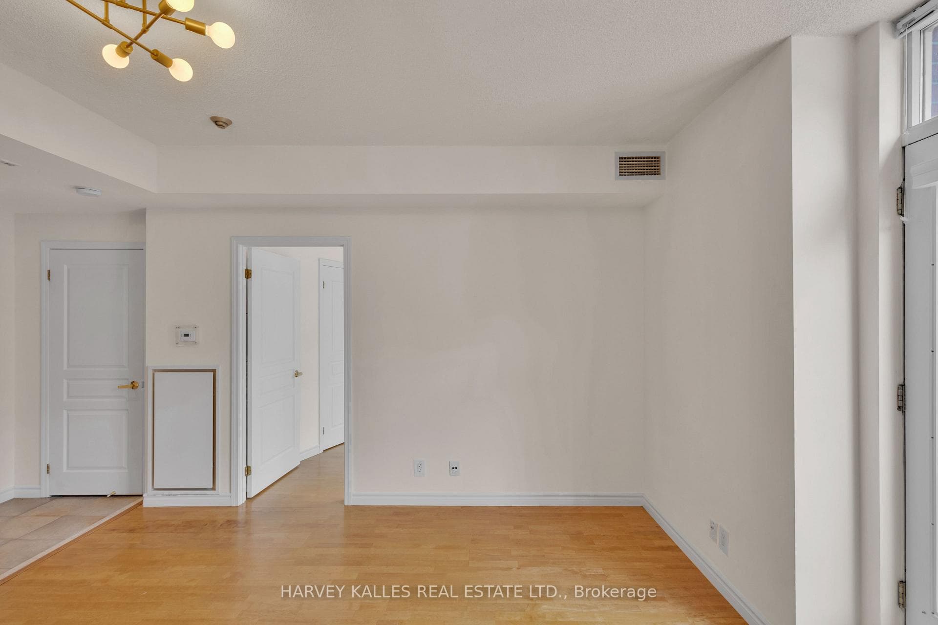 1 Deer Park Crescent Unit 303 photo 10