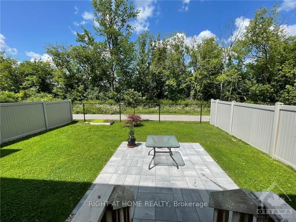232 SADDLEBACK Crescent photo 19
