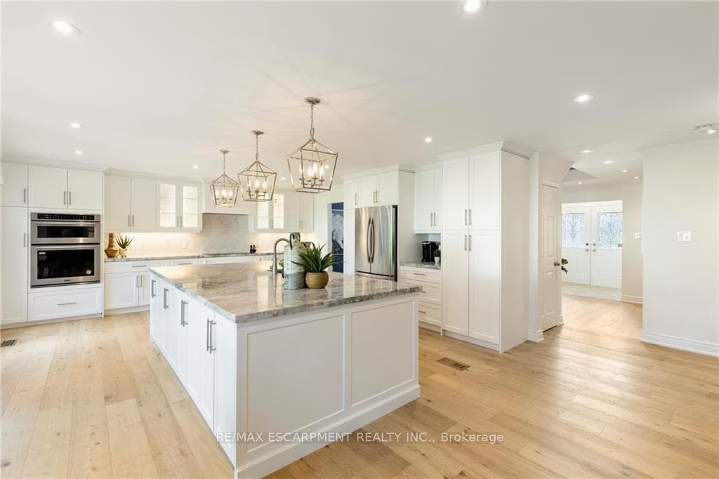 2111 KEITH Close photo 9