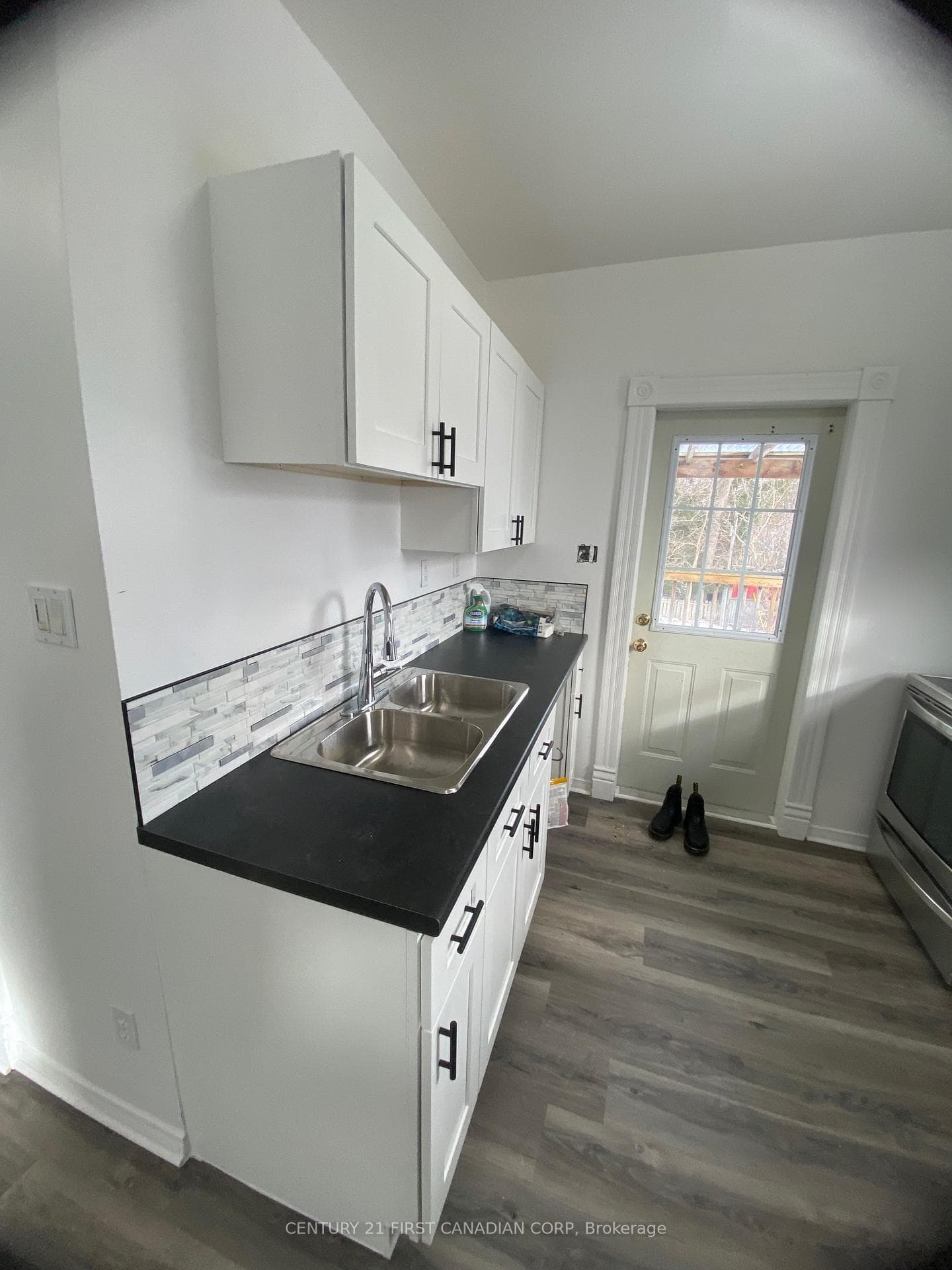 190 WELLINGTON Street Unit UPPER photo 14