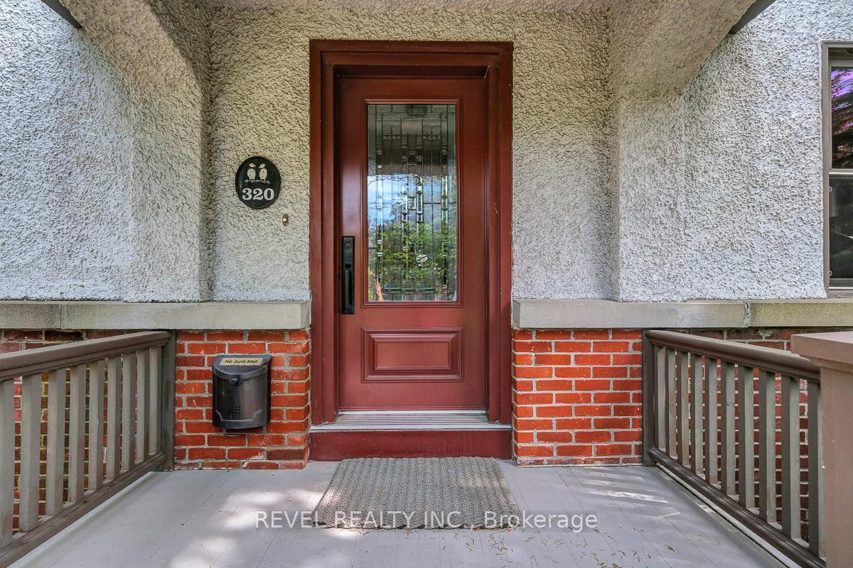 320 CLEMOW Avenue photo 2