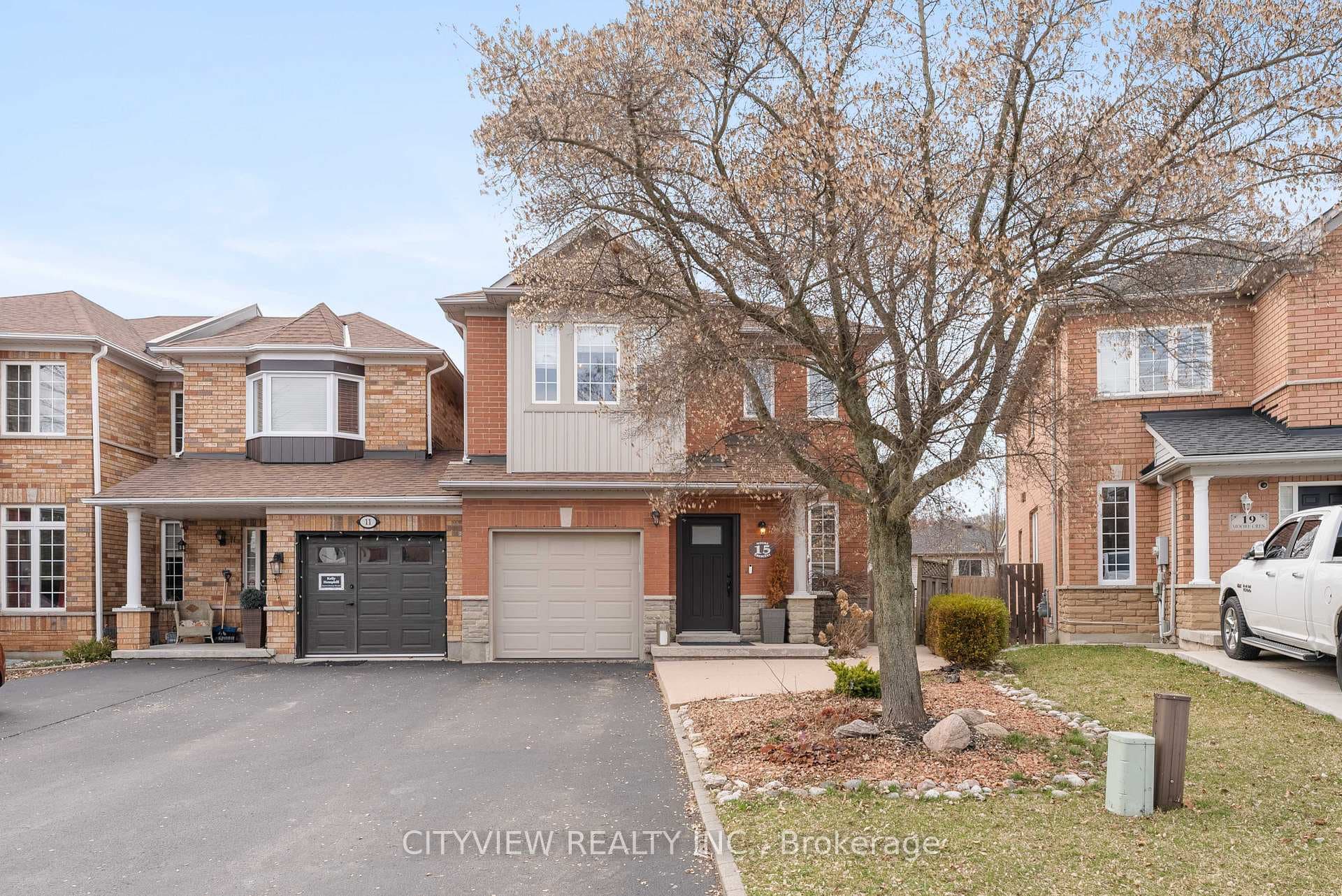15 Moore Crescent photo 1