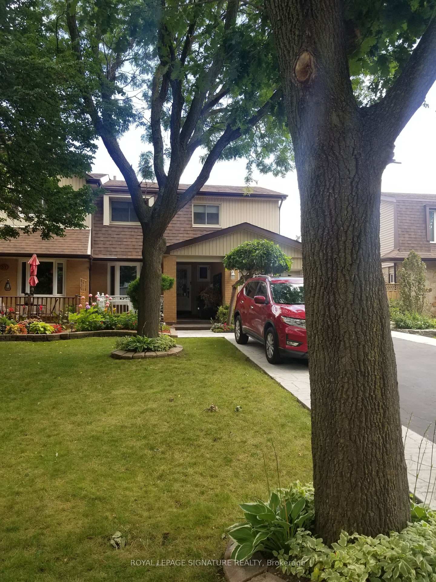 35 Lawndale Crescent photo 2