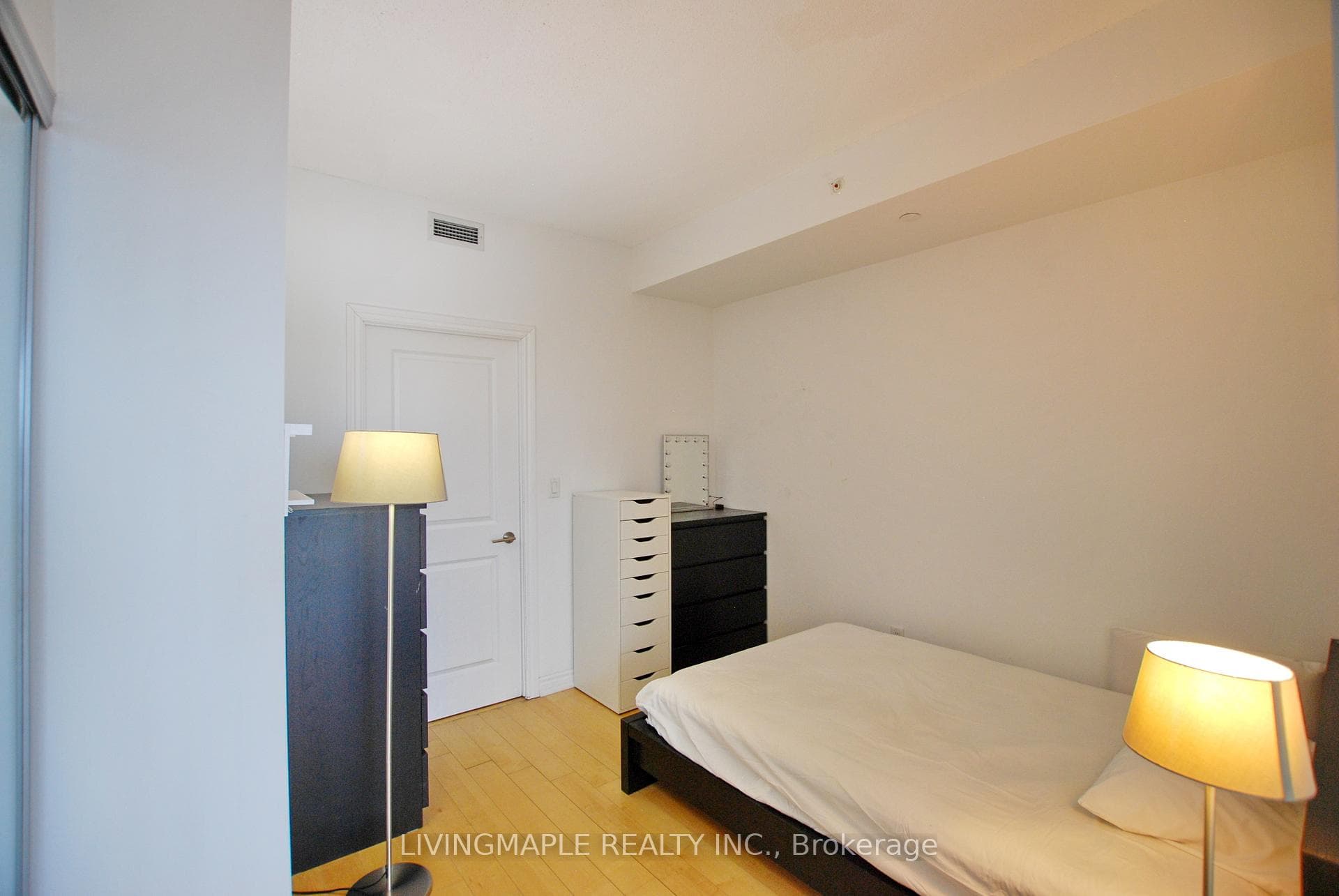 386 Yonge Street Unit 4611 photo 5