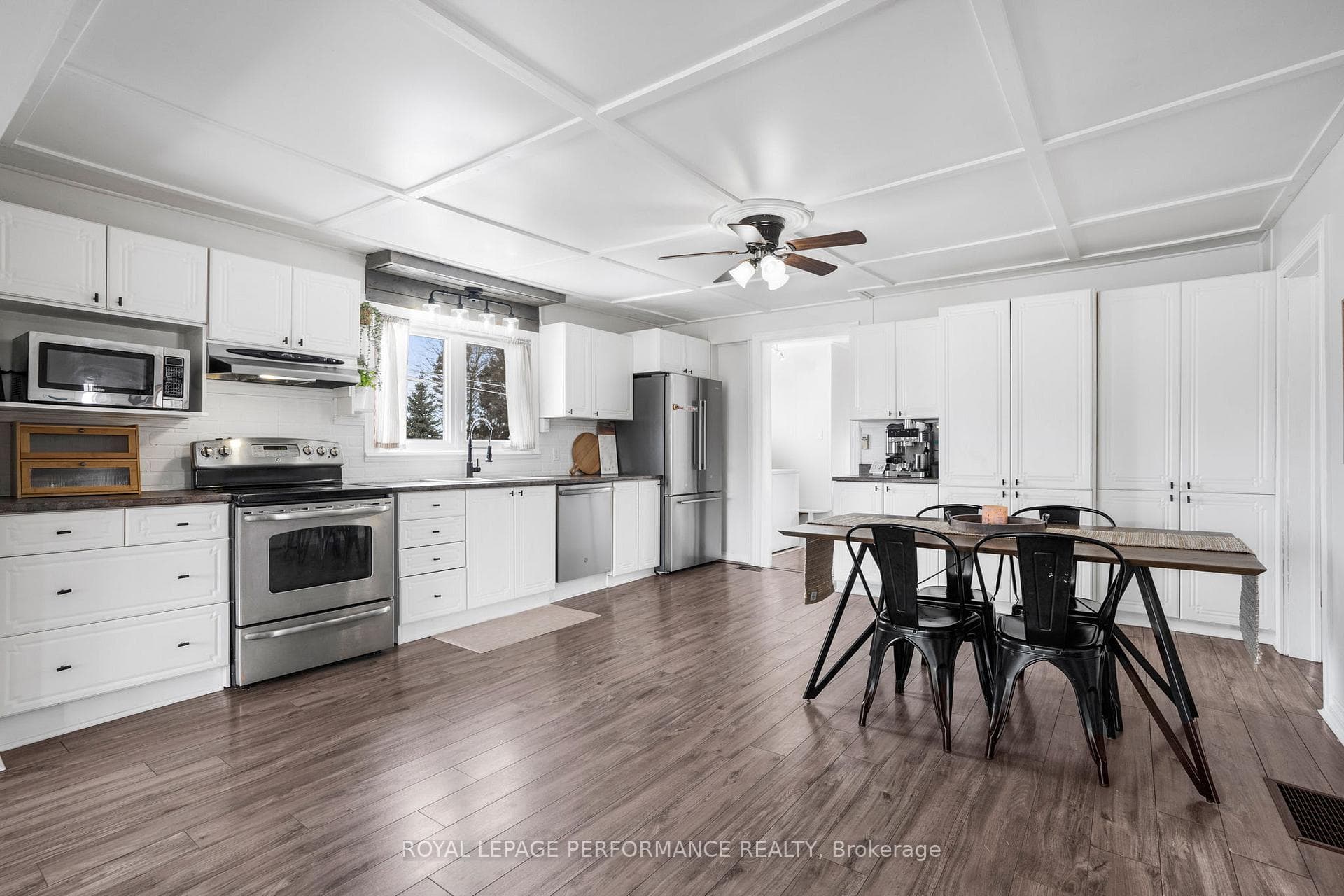 403 Catherine Street photo 8