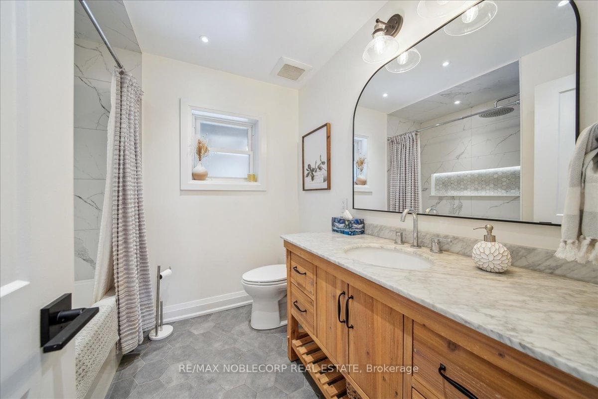 72 Christina Crescent photo 30