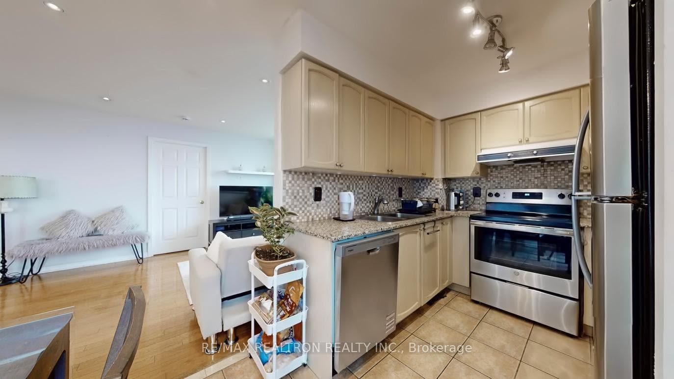 11 Oneida Crescent Unit PH10 photo 14