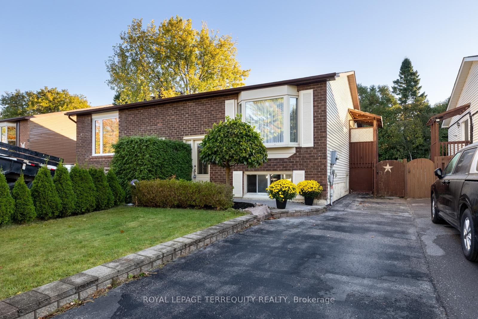 165 Londonderry Street photo 2