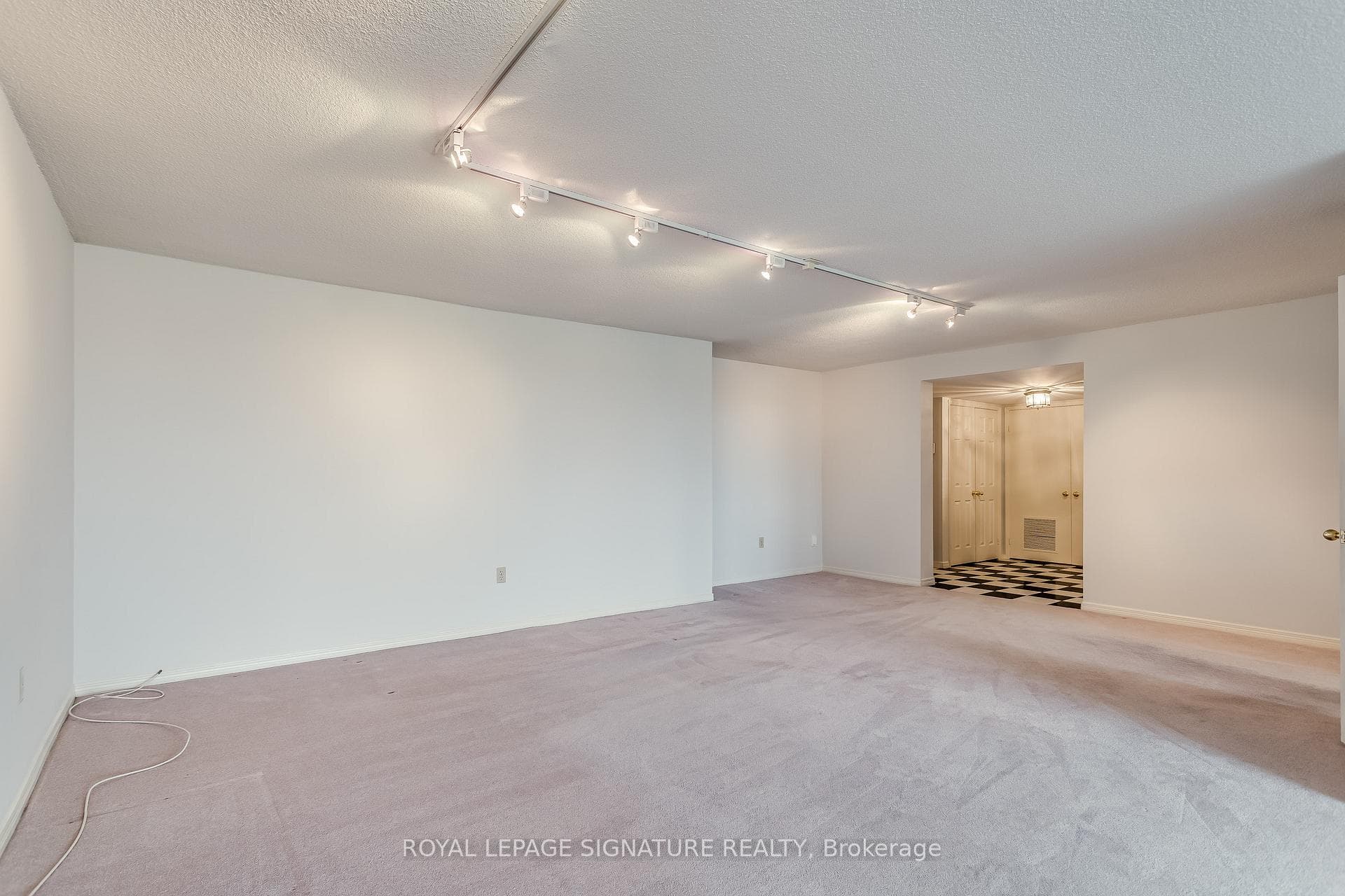 360 Bloor Street Unit 806 photo 5