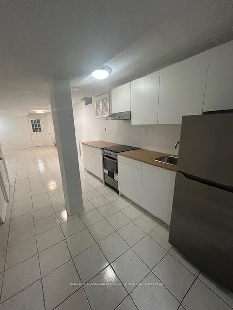 71 Montrose Avenue Unit Lower photo 11