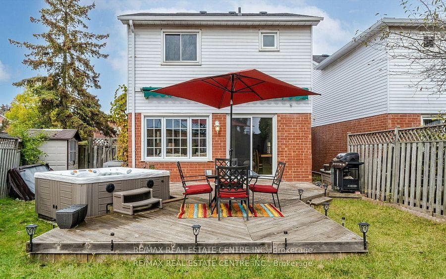 2046 Glenada Crescent photo 39