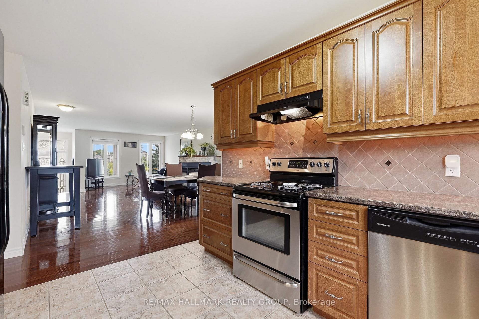 127 CASTEL Street photo 16