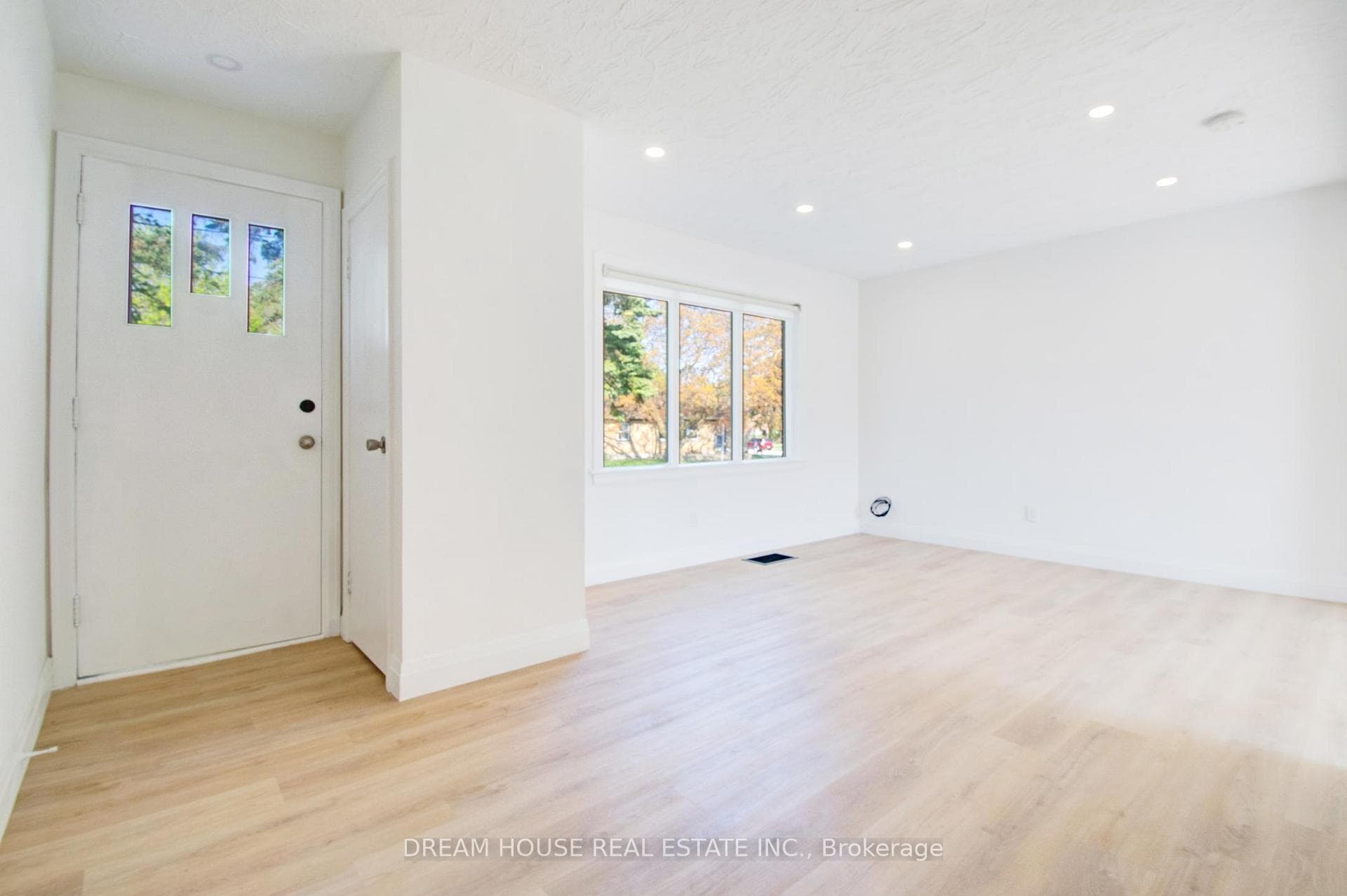 47 Ellis Crescent photo 5