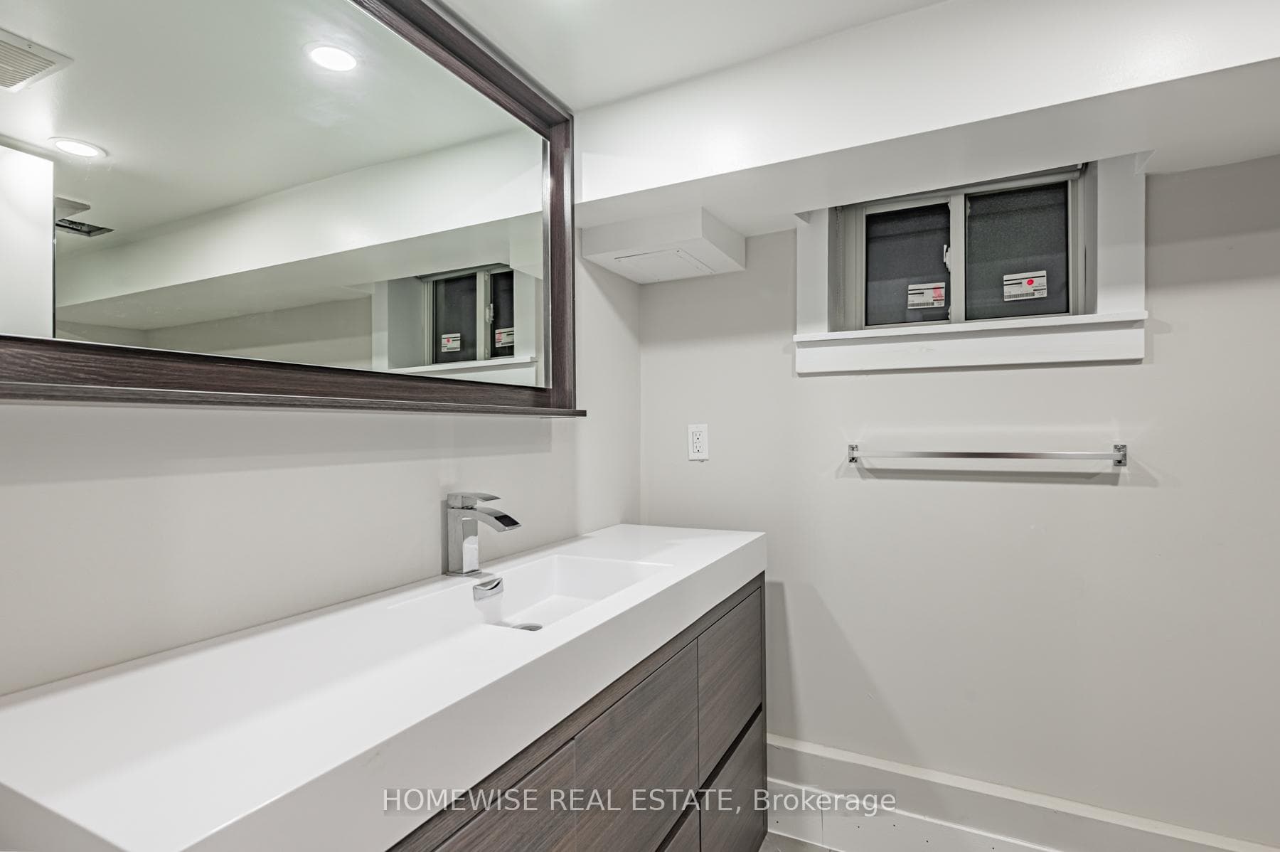 68 Fairleigh Crescent Unit Lower photo 12