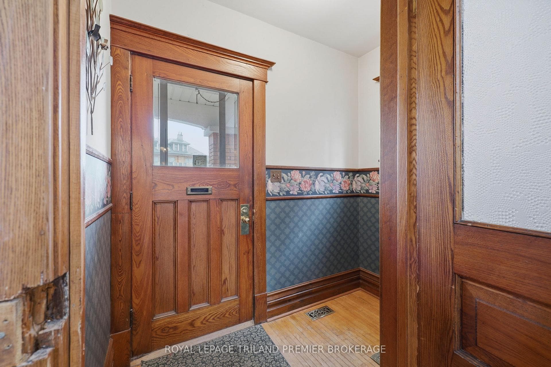 238 Ridout Street photo 3