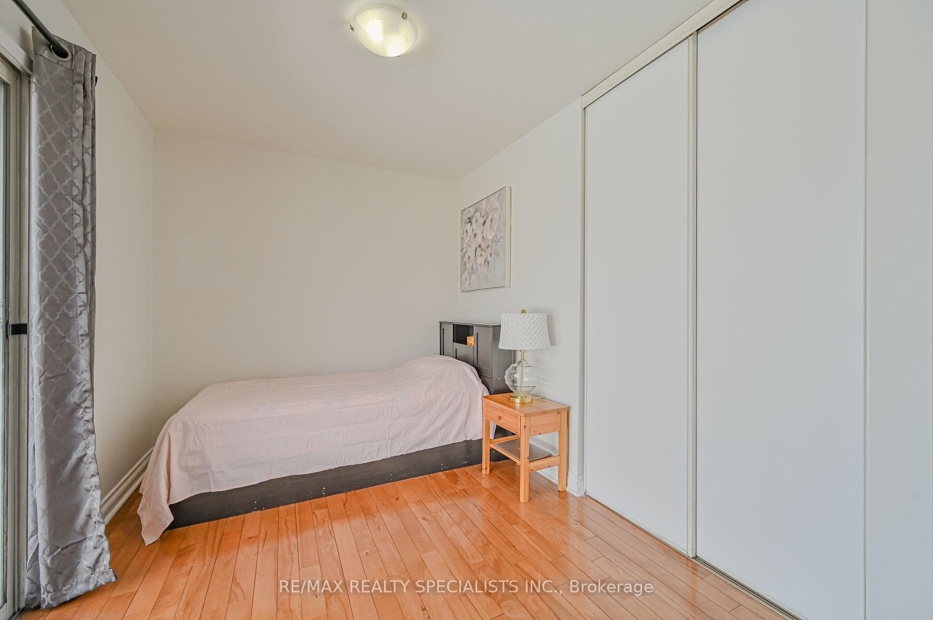 215 Archdekin Drive photo 15