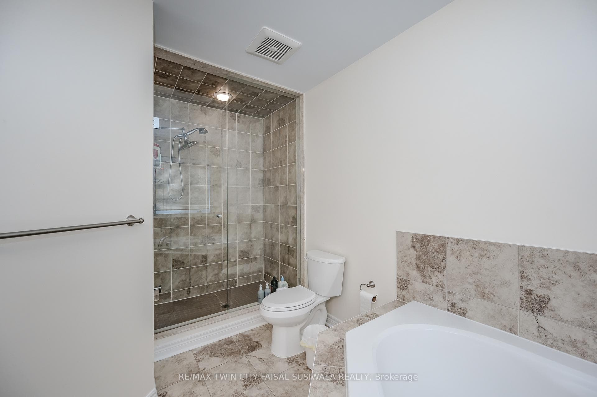 490 Vaughan Court photo 22