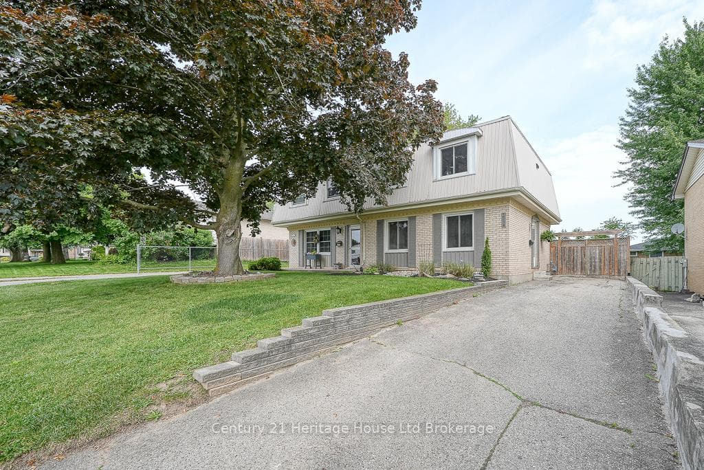 1003 B Nesbitt Crescent photo 1