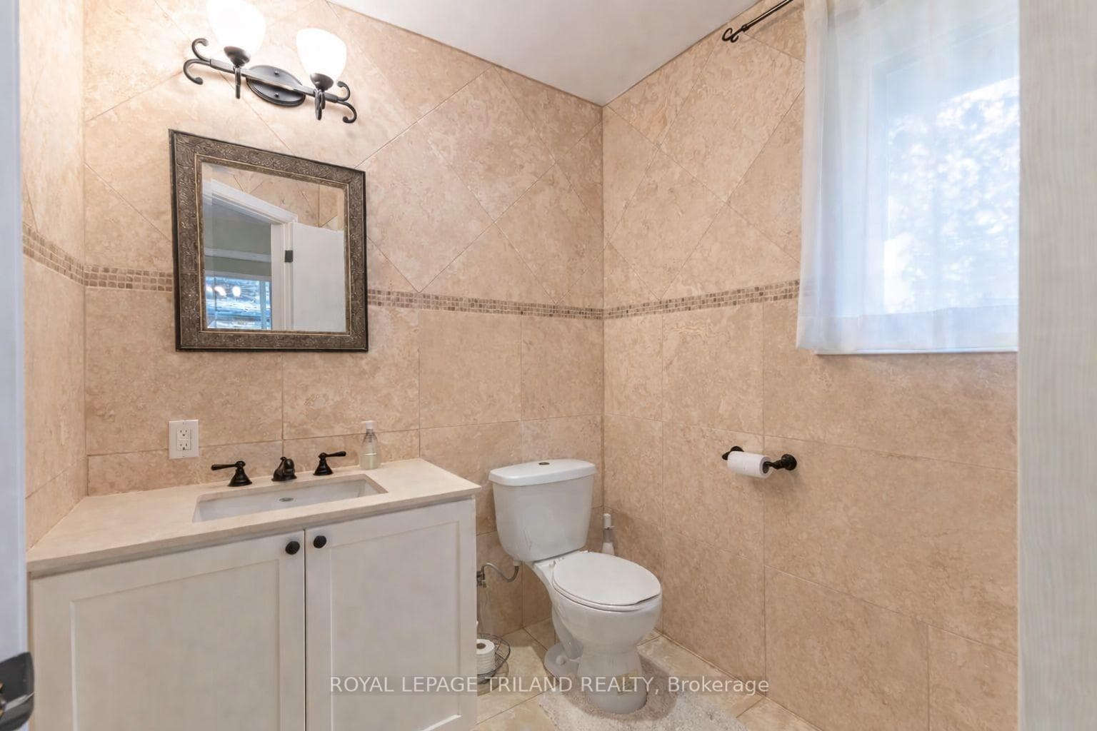 Additional main level 2 piece bath