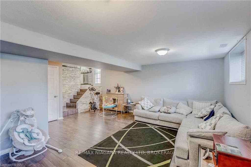 7709 CORTINA Crescent photo 25