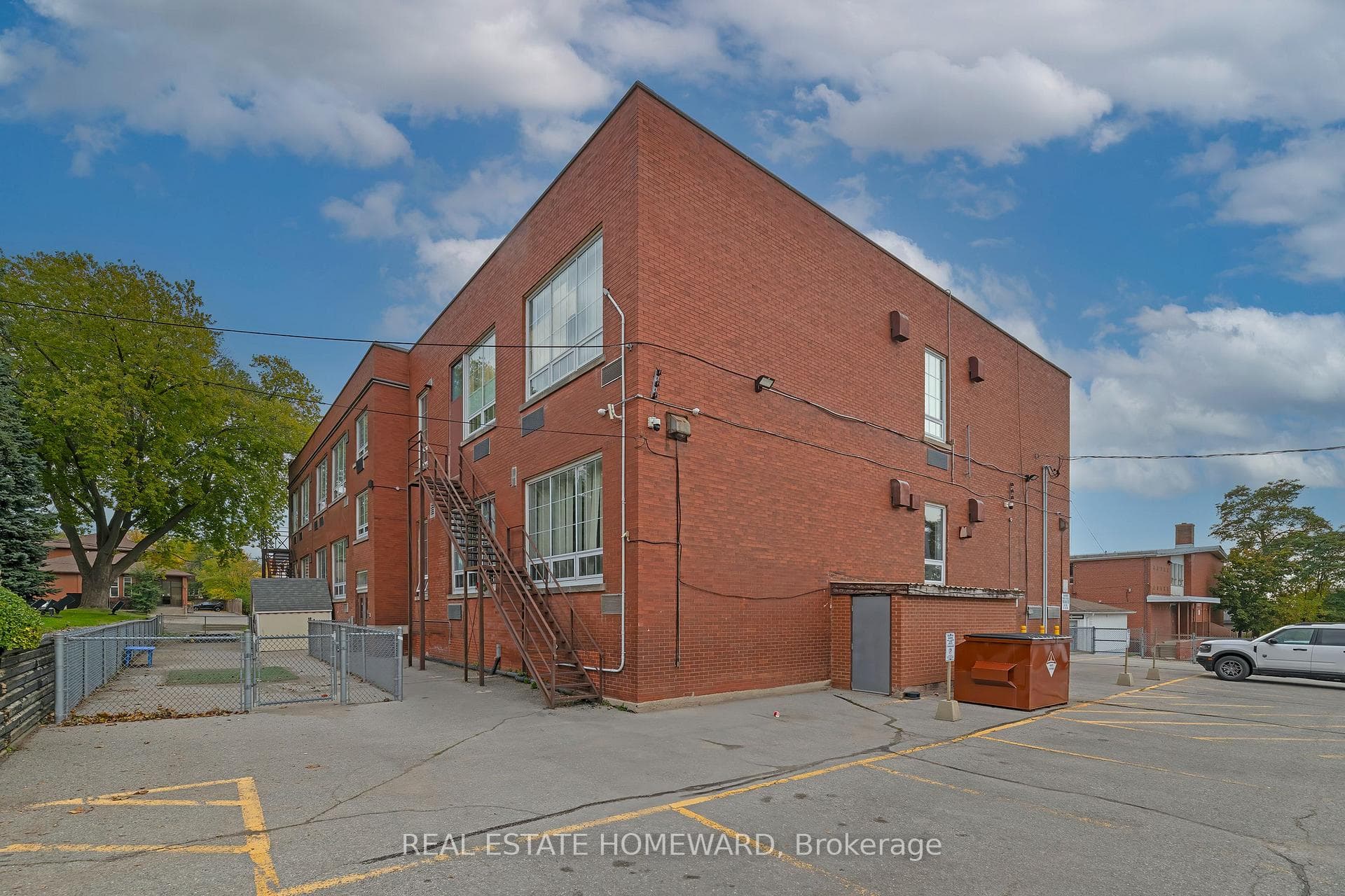 202 Simcoe Street photo 39