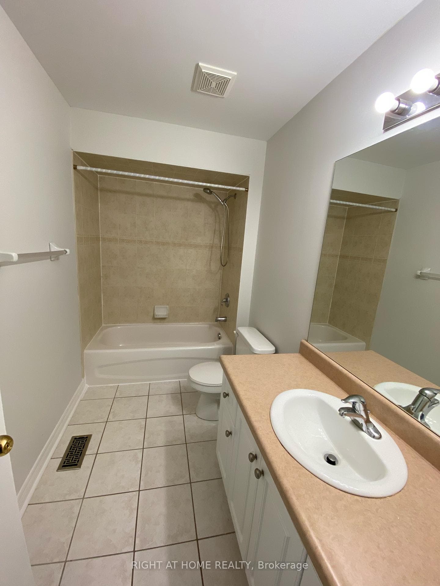 151 WOODBURY Crescent photo 9
