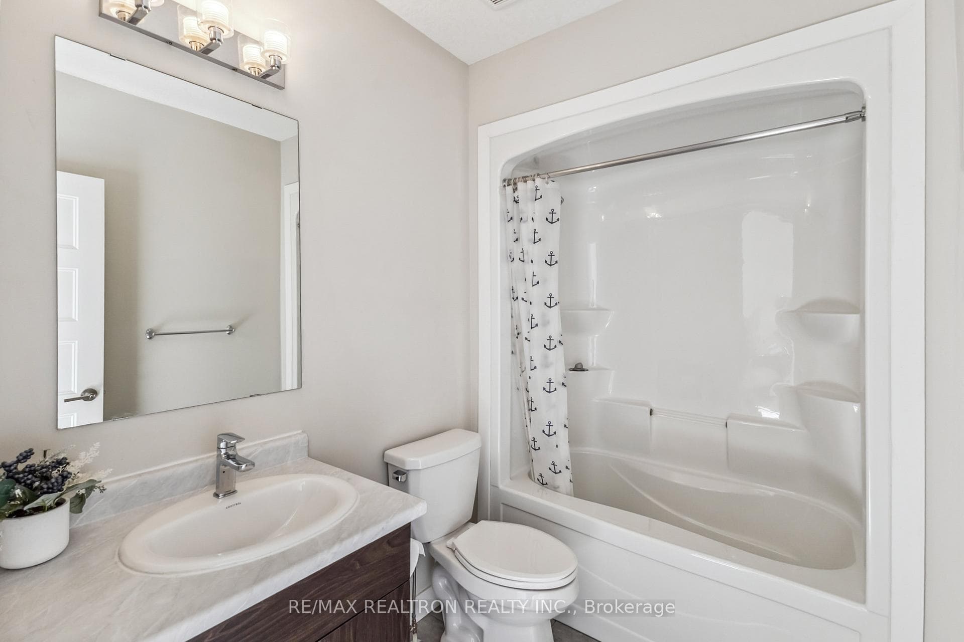 931 Sarnia Road photo 36