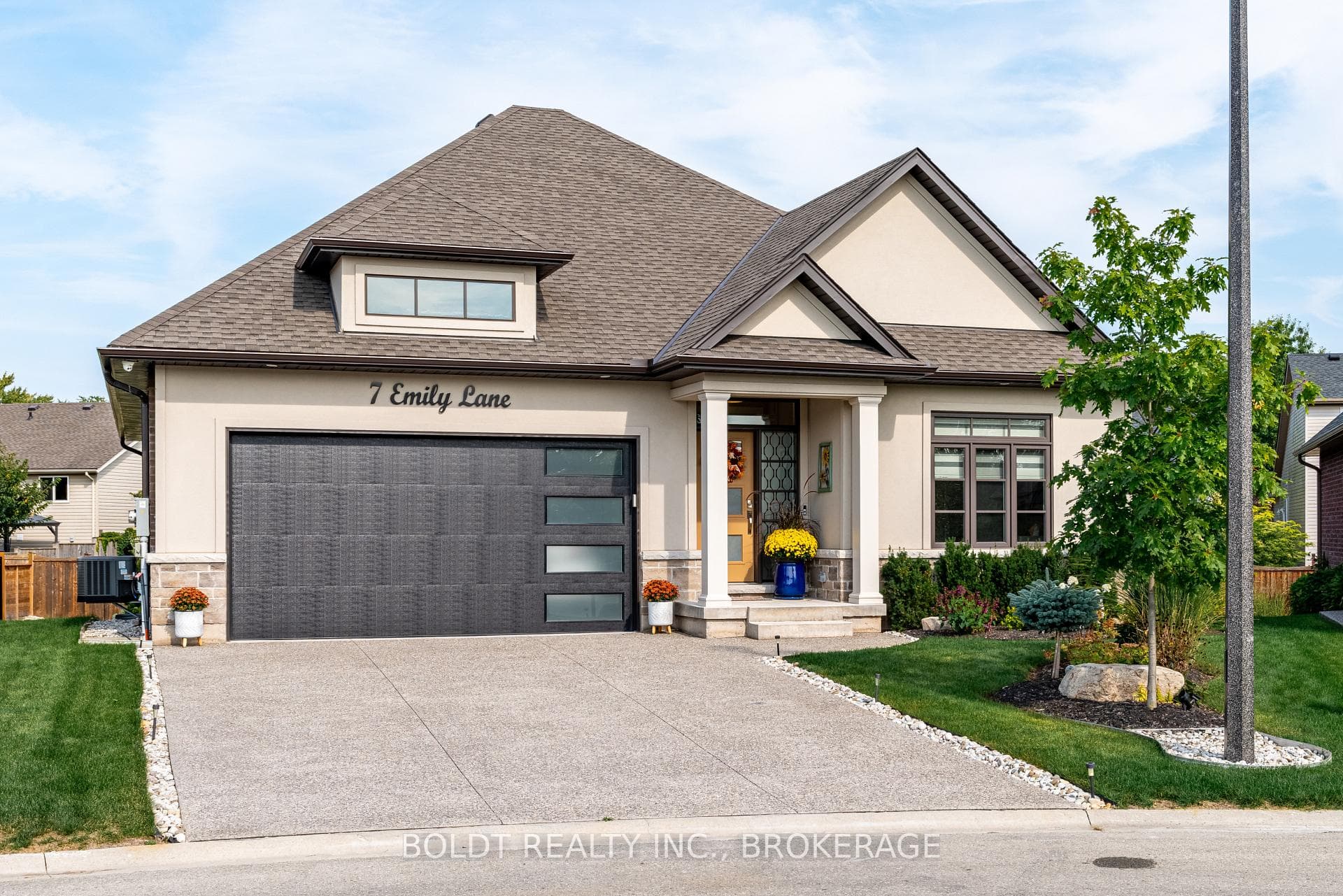7 EMILY Lane photo 2