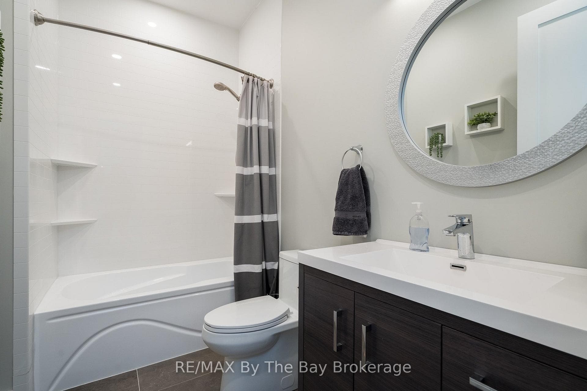 Apartment 4pc Bath
