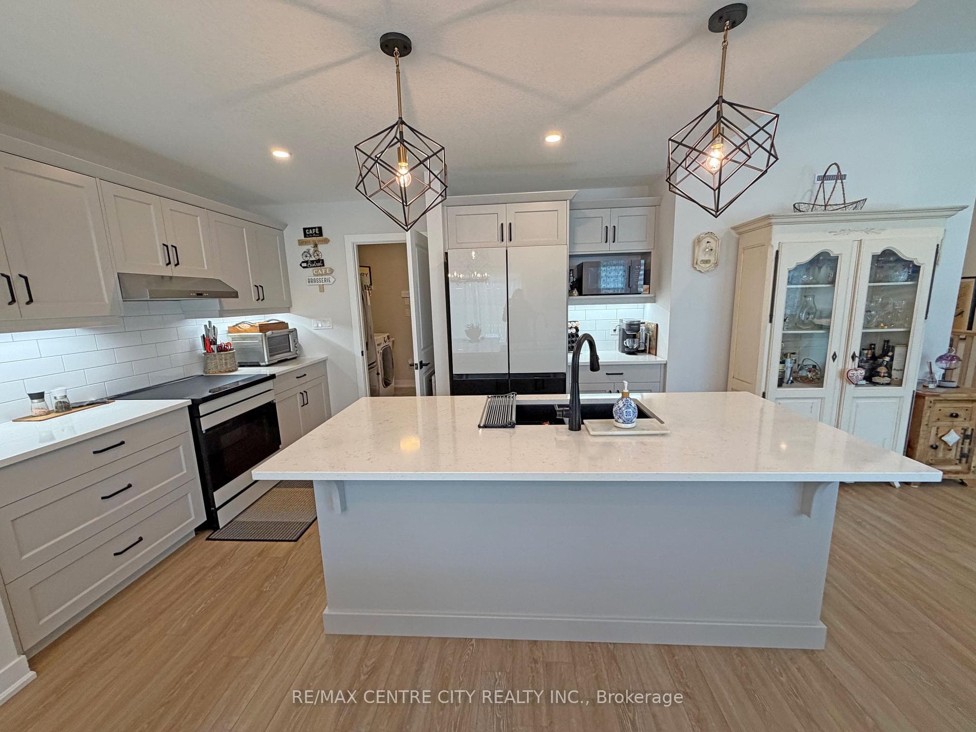 CENTRE ISLAND W/SINK